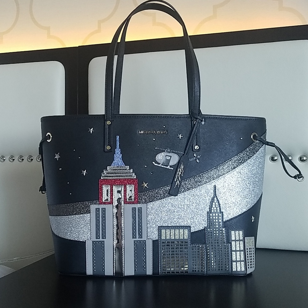 ❤️SOLD❤️Michael Kors Limited Edition Novelty Tote - Picture 4 of 8
